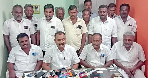 நாமக்கல்லில் செய்தியாளர்களுக்குப் பேட்டியளித்த தமிழ்நாடு மணல் லாரி உரிமையாளர்கள் பாதுகாப்பு சங்கத் தலைவர் ராஜசேகர். உடன், சங்க நிர்வாகிகள் உள்ளிட்டோர்.