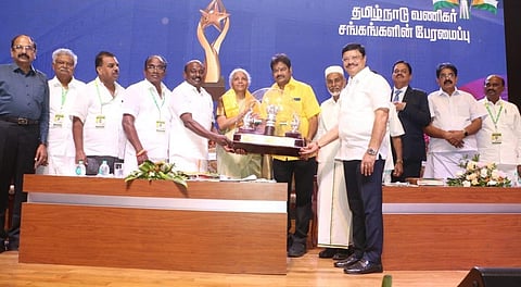 தமிழ்நாடு வணிகர் சங்கங்களின் பேரமைப்பு சார்பில், கோவை நீலாம்பூர் பகுதியில் உள்ள தனியார் கல்லூரி அரங்கில் இன்று நடந்த பாராட்டு விழாவில், மத்திய நிதியமைச்சருக்கு நினைவுப் பரிசு வழங்கப்பட்டது.