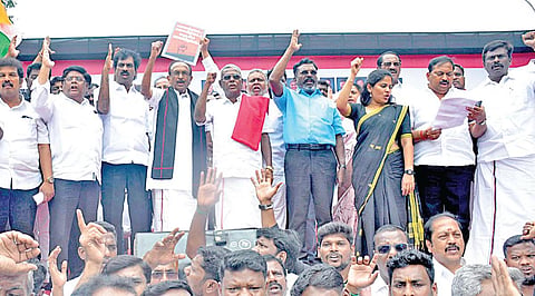 எஸ்ஐஆர்-ஐ கண்டித்து, திமுக கூட்டணிக் கட்சிகள் சார்பில் சென்னை தங்கசாலை அருகே
நேற்று ஆர்ப்பாட்டம் நடைபெற்றது. இதில் வைகோ, திருமாவளவன், பெ.சண்முகம் மற்றும் திமுக நிர்வாகிகள் கலந்து கொண்டு கண்டன முழக்கங்களை எழுப்பினர். படம்: ம.பிரபு