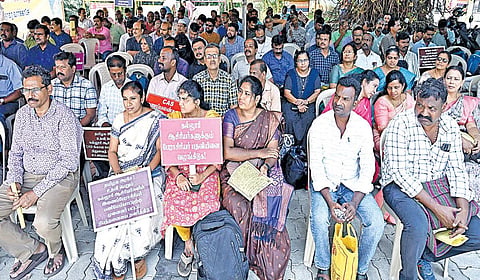 ஏயுடி, மூட்டா அமைப்புகள் சார்பில், அரசு உதவி பெறும் கல்லூரி ஆசிரியர்களின் கோரிக்கைகளை நிறைவேற்றக்கோரி தொடர் காத்திருப்பு போராட்டம், சென்னை சைதாப்பேட்டையில் உள்ள கல்லூரி கல்வி ஆணையர் அலுவலக வளாகத்தில் நேற்று நடைபெற்றது.படம்: எஸ்.சத்தியசீலன்