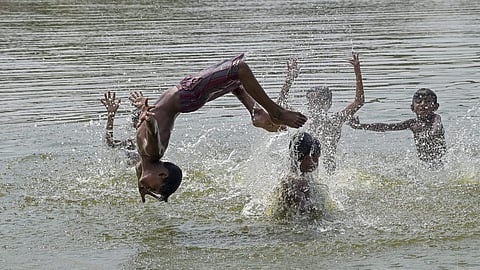 நீர் நிலைகளில் குளிக்க தடை விதிக்க தமிழக அரசு அறிவுரை