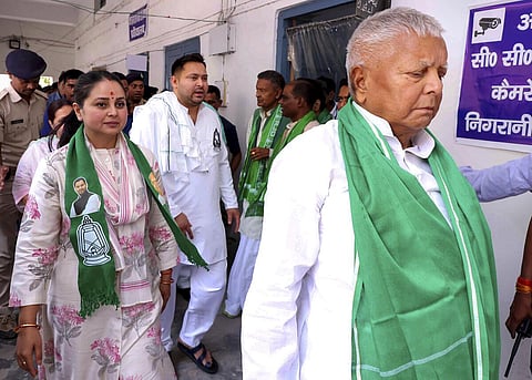 மகள் ரோகிணி ஆச்சார்யா, மகன் தேஜஸ்வி யாதவ் ஆகியோரடன் லாலு பிரசாத் யாதவ் | கோப்புப் படம்