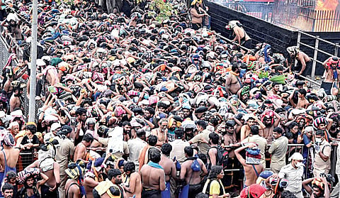 சபரிமலை ஐயப்பன் கோயிலில் நேற்று பக்தர்களின் கூட்டம் அலைமோதியது. இதனால் கூட்ட நெரிசல் ஏற்பட்டு பலர் லேசான காயம் அடைந்தனர். படம்: பிடிஐ