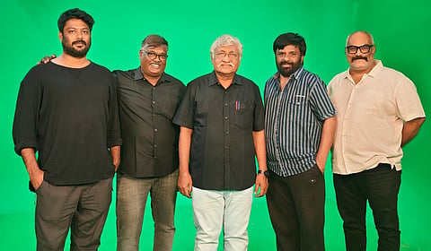 ‘லட்சுமிகாந்தன் கொலை வழக்கு’ படக்குழுவுடன் சுப.வீரபாண்டியன்