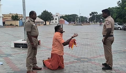 பாலியல் குற்றச்சாட்டில் சஸ்பெண்ட் ஆன காவலர் கோயில் முன்பு யாசகம் - கரூர் போலீஸ் விளக்கம்