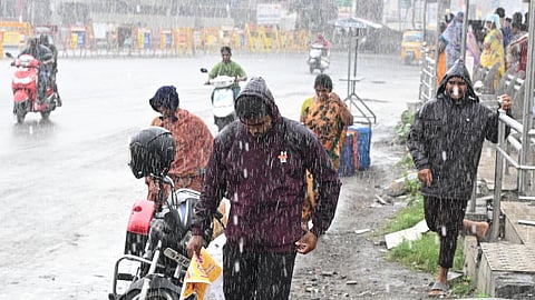 புதிய காற்றழுத்த தாழ்வு மண்டலம் தமிழகத்தை நெருங்குவதால் அதிக மழை பெய்ய வாய்ப்பு