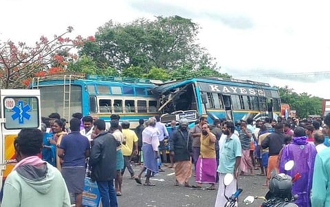 தென்காசி அருகே தனியார் பேருந்துகள் நேருக்கு நேர் மோதி விபத்து: 6 பெண்கள் உட்பட 7 பேர் உயிரிழப்பு