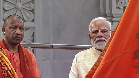 அயோத்தி ராமர் கோயிலில் காவிக்கொடி ஏற்றிய பிரதமர் மோடி, ஆர்எஸ்எஸ் தலைவர் மோகன் பாகவத்