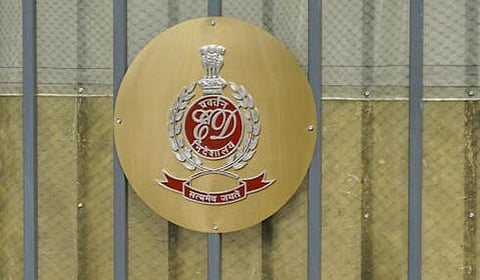 அரசு நிலங்களை தனியார் நிலங்களாக முறைகேடாக காட்டி தேசிய நெடுஞ்சாலைத் துறை ஆணையத்திடம் ரூ.200 கோடி மோசடி