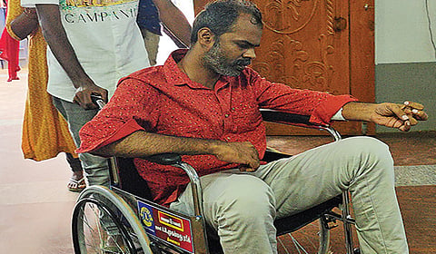 காயமடைந்த வருவாய் ஆய்வாளர் பகவதிராஜா