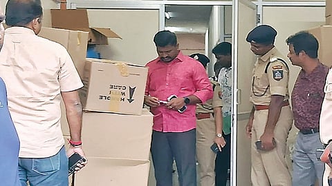 மேட்டுப்பாளையம் தொழிற்பேட்டையில் போலி மருந்துகள் தயாரிக்கப்பட்ட தொழிற்சாலையை ஆய்வு செய்த டிஜஜி சத்திய சுந்தரம். | படங்கள் எம்.சாம்ராஜ் |