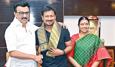 துணை முதல்வர் உதயநிதி ஸ்டாலின் தனது பிறந்தநாளை முன்னிட்டு முதல்வர் மு.க.ஸ்டாலினை சந்தித்து வாழ்த்து பெற்றார். உடன் தாயார் துர்கா ஸ்டாலின்.