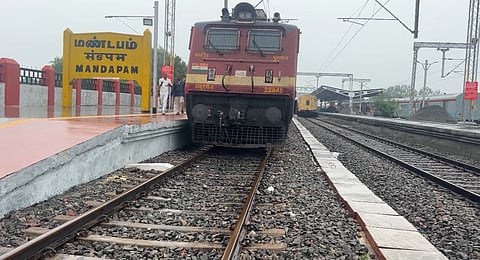 ராமேசுவரம் வரும் ரயில்கள் மண்டபம் ரயில் நிலையத்தோடு நிறுத்தப்படுகிறது.