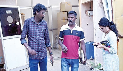 புதுச்சேரி மேட்டுப்பாளையம் தொழிற்பேட்டையில் உள்ள கிடங்குகளில் பறிமுதல் செய்யப்பட்ட போலி மருந்துகளை கணக்கிடும் அதிகாரிகள். | படம்: சாம்ராஜ் |