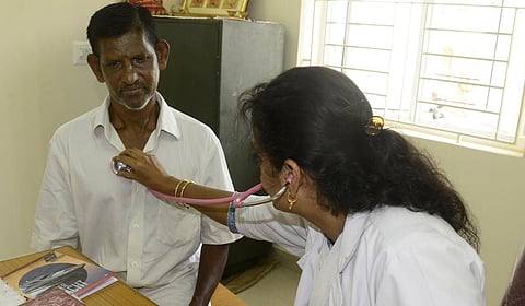 அனைத்து மருத்துவமனைகளிலும் டாக்டர்கள் முழுநேரமும் பணியில் இருக்க அறிவுறுத்தல்