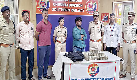 சர்க்கார் விரைவு ரயிலில் ரூ.62.50 லட்சம் ஹவாலா பணம் எடுத்து வந்தவரை ஆர்பிஎஃப் போலீஸார் கைது செய்து, பணத்தை பறிமுதல் செய்தனர்.