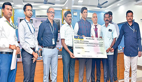 வேலூரில் உரிமை கோரப்படாத வங்கி இருப்பு மற்றும் வைப்புத் தொகைகளை ஆட்சியர் அலுவலகத்தில் நேற்று நடைபெற்ற நிகழ்ச்சியில் உரியவர்களிடம் ஒப்படைத்தார் ஆர்பிஐ சென்னை மண்டல பொது மேலாளர் ராஜ்குமார். உடன், மாவட்ட வருவாய் அலுவலர் சிவசுப்பிரமணியன் உள்ளிட்டோர். படம்: வி.எம்.மணிநாதன்