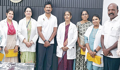விபத்தில் கைகளை இழந்த பிஹார் இளைஞருக்கு மறுசீரமைப்பு நுண் அறுவை சிகிச்சை செய்து ஒரு கையை செயல்பட வைத்த ராஜீவ்காந்தி அரசு மருத்துவமனை பெண் மருத்துவர்கள் குழுவினருக்கு துணை முதல்வர் உதயநிதி ஸ்டாலின் பாராட்டு தெரிவித்தார். உடன் அமைச்சர் மா.சுப்பிரமணியன், மருத்துவமனை முதல்வர் டாக்டர் சாந்தாராமன், ஒட்டுறுப்பு அறுவை சிகிச்சை குழுவின் பேராசிரியர் டாக்டர் பி.ராஜேஸ்வரி உள்ளிட்டோர்.