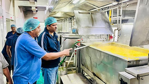 புதுச்சேரி: மழையால் பாதிக்கப்பட்ட 80,000 பேருக்கு தயாரான உணவு; ஆட்சியர் ஆய்வு!
