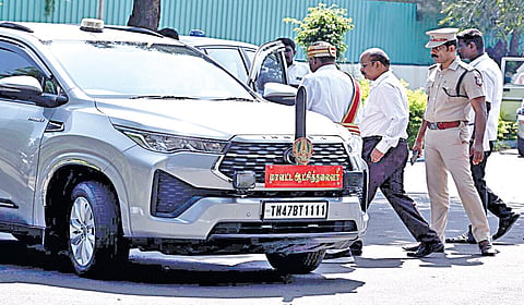 கரூர் சுற்றுலா மாளிகையில் சிபிஐ கண்காணிப்பு குழு முன் நேற்று ஆஜராகி விளக்கம் அளித்துவிட்டு வந்த மாவட்ட ஆட்சியர் மீ.தங்கவேல். | படம்: எம்.மூர்த்தி |
