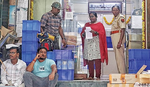 புதுச்சேரி செட்டித்தெருவில் உள்ள மருந்துப் பொருட்கள் மொத்த விற்பனையகம் ஒன்றில் சோதனை நடத்திய சிபிசிஐடி போலீஸார், அங்கிருந்து பல்வேறு மருந்து, மாத்திரைகளை கைப்பற்றிச் சென்றனர்.