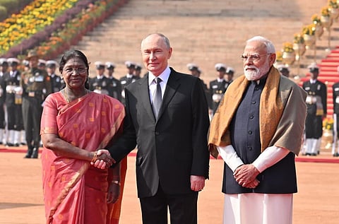 புதினுக்கு குடியரசுத் தலைவர் மாளிகையில் ராணுவ அணிவகுப்புடன் சிவப்புக் கம்பள வரவேற்பு