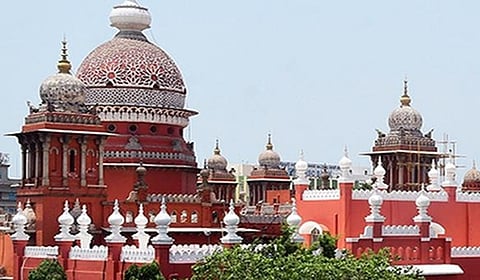 வழக்கு விசாரணையின்போது வழக்கறிஞர்கள் மீது விழுந்த ஃபால்ஸ்-சீலிங் அட்டை: உயர் நீதிமன்றத்தில் பரபரப்பு