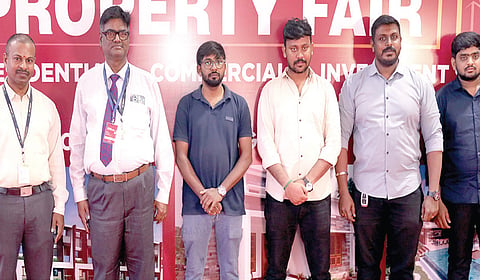 `இந்து தமிழ் திசை' நாளிதழ் சார்பில் நந்தம்பாக்கம் சென்னை வர்த்தக மையத்தில் `நம்ம சென்னை பிராப்பர்ட்டி எக்ஸ்போ-2025' வீட்டுவசதி கண்காட்சி நேற்று தொடங்கியது. இக்கண்காட்சியை அபி எஸ்டேட்ஸ் நிறுவன மக்கள் தொடர்பு அதிகாரி என்.முரளிதரன் தொடங்கி வைத்தார். உடன் அந்நிறுவனத்தின் முதுநிலை விற்பனை மேலாளர் ஆர்.செந்தில் முருகன், காஸாகிராண்ட் விற்பனைப் பிரிவு துணை மேலாளர் ராம்கணேஷ், ஜி ஸ்கொயர் விற்பனை பிரிவு உதவி மேலாளர் செந்தில்குமார் உள்ளிட்டோர்.