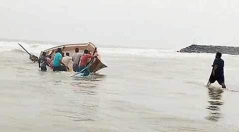 நடுக் கடலில் கவிழ்ந்த படகை சக மீனவர்கள் உதவியோடு கயிறு கட்டி இழுத்து வரும் மீனவர்கள்.