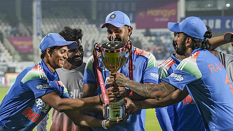 பந்துவீச்சு, பேட்டிங்கில் அபாரம்: ஒருநாள் தொடரை வென்றது இந்தியா