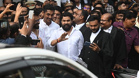 எர்ணாகுளம் நீதிமன்றத்தில் இருந்து வெளியேறும் திலீப் - படம்: துளசி காக்கட்