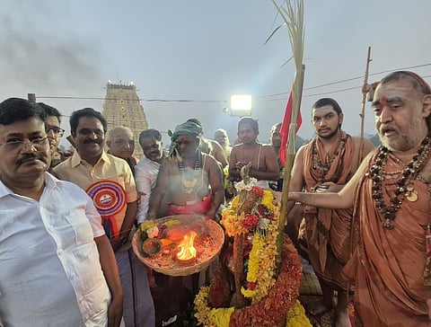 காஞ்சிபுரம் ஏகாம்பரநாதர் கோயில் குடமுழுக்கு விழாவையொட்டி சங்கர மடத்தின் மடாதிபதி விஜயேந்திர சரஸ்வதி சுவாமிகள், இளைய மடாதிபதி ஸ்ரீ சத்ய சந்திரசேகரேந்திர சரஸ்வதி சுவாமிகள் ஆகியோர் முன்னிலையில் புனித நீர் ஊற்றப்பட்டு தீபாராதனைகள் காட்டப்பட்டது.