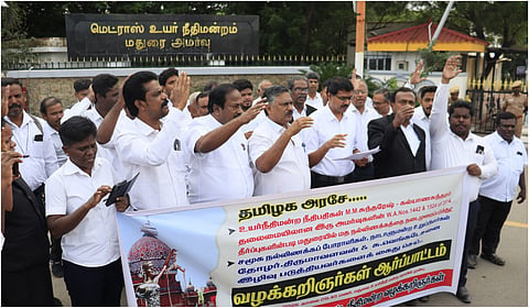 திருப்பரங்குன்றம் வழக்கில் 2014 தீர்ப்பை அமல்படுத்த கோரி மதுரையில் வழக்கறிஞர்கள் ஆர்ப்பாட்டம்