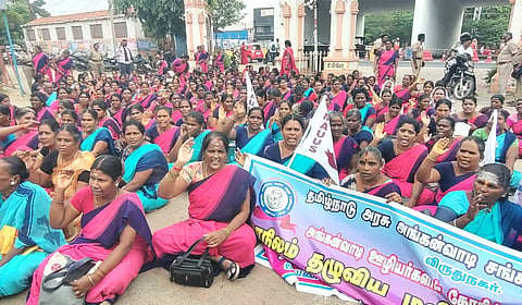 விருதுநகர்: சாலை மறியலில் ஈடுபட்ட அங்கன்வாடி ஊழியர்கள் 205 பேர் கைது