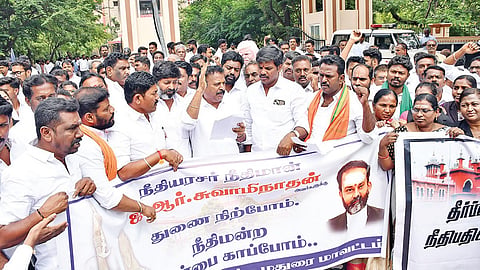 மதுரை மாவட்ட நீதிமன்றம் முன் ஆர்ப்பாட்டம் நடத்திய பாஜகவினர்.| படங்கள்: எஸ்.கிருஷ்ணமூர்த்தி |