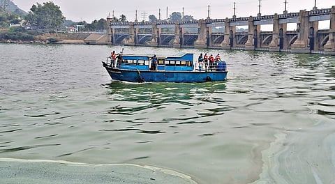 மேட்டூர் அணையில் பச்சை படலமாக மாறிய தண்ணீர், துர்நாற்றத்தை கட்டுப்படுத்த திறனூட்டப்பட்ட நுண்ணுயிர் திரவ கலவை தெளிக்கும் பணியில் ஈடுபட்ட ஊழியர்கள்.