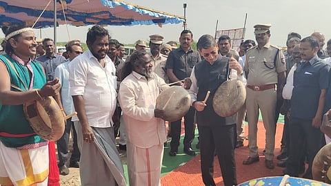 பறை இசை வாசிக்கும் ஆளுநர் ஆர்.என். ரவி
