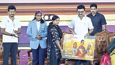 மகளிர் உரிமைத் தொகை திட்டத்தின் 2-ம் கட்ட விரிவாக்கத்தை முதல்வர் மு.க.ஸ்டாலின் நேற்று சென்னையில் தொடங்கி வைத்து, 10 பேருக்கு அதற்கான ஏடிஎம் அட்டைகளை வழங்கினார். உடன் துணை முதல்வர் உதயநிதி, தலைமை செயலாளர் முருகானந்தம், சமூக சேவகி கிருஷ்ணம்மாள் ஜெகந்நாதன், பாரா பேட்மிண்டன் வீராங்கனை துளசிமதி முருகேசன்.படம்: ம.பிரபு