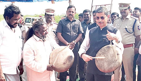 சாத்தூர் அருகேயுள்ள மேட்டமலையில் பாரதி பறை பண்பாட்டு மையத்தை திறந்துவைத்து, உற்சாகத்துடன் பறை இசைத்த ஆளுநர் ஆர்.என். ரவி.