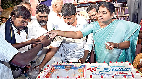 தேர்தல் வந்துட்டு இருக்குல்ல... ரஜினி பிறந்த நாளில் கேக் வெட்டிய அமைச்சர்!