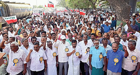 தமிழ்நாடு அரசு நியாயவிலைக் கடை பணியாளர்கள் சங்கம் சார்பில், பொது விநியோக திட்டத்துக்கென தனித்துறை உருவாக்கப்பட வேண்டும் என்பன உள்ளிட்ட 15 அம்ச கோரிக்கைகளை வலியுறுத்தி, சென்னை சேப்பாக்கத்தில் நேற்று ஆர்ப்பாட்டம் நடைபெற்றது. | படம்: எஸ்.சத்தியசீலன் |