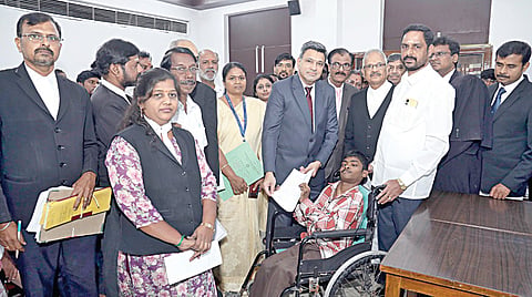 சென்னையில் நேற்று நடைபெற்ற லோக்-அதாலத்தில் பாதிக்கப்பட்டவர்களுக்கு இழப்பீட்டுத்தொகைக்கான காசோலையை உயர் நீதிமன்ற நீதிபதி பி.பி.பாலாஜி வழங்கினார். அருகில் சட்டப்பணிகள் ஆணைக்குழு உறுப்பினர் செயலரும் நீதிபதியுமான எஸ்.பாலகிருஷ்ணன்.