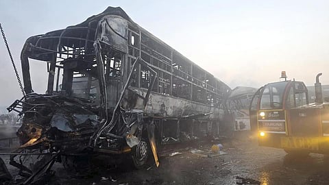 டெல்லி - ஆக்ரா விரைவுச் சாலையில் மூடுபனியால் 7 பேருந்துகள், 3 கார்கள் மோதி தீ விபத்து: 4 பேர் பலி