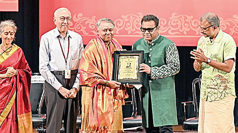 மியூசிக் அகாடமியின் சங்கீத கலாநிதி விருதுக்கு தேர்வு செய்யப்பட்டிருக்கும் வயலின் இசை கலைஞர் ஆர்.கே.ஸ்ரீராம்குமாருக்கு `தி இந்து' குழுமம் வழங்கும் சங்கீத கலாநிதி எம்.எஸ்.சுப்புலட்சுமி விருதை இசையமைப்பாளர் ஏ.ஆர்.ரகுமான் வழங்கினார். உடன் மியூசிக் அகாடமியின் தலைவர் என்.முரளி, செயலாளர் வி.ஸ்ரீகாந்த், பாம்பே ஜெயஸ்ரீ, டி.எம்.கிருஷ்ணா ஆகியோர். | படம்: எஸ்.சத்தியசீலன் |