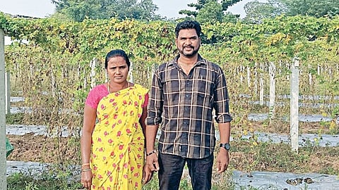 தன் விவசாய நிலத்தில் மனைவி சுப்ரியாவுடன் முனிவேல்.