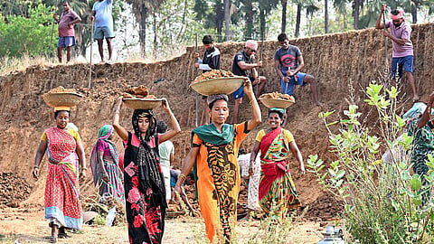 100 நாள் வேலைத் திட்டம் பெயரில் மட்டும்தான் பிரச்சினையா? - ஒரு விரைவுப் பார்வை