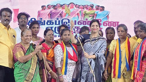 மகளிர் உரிமை மீட்புப் பயணத்தில் சவுமியா உடன் சிவகுமார்.