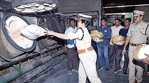 ஆவடி காவல் ஆணையரக எல்லை பகுதிகளில், பறிமுதல் செய்யப்பட்ட 510 கிலோ கஞ்சா ஆவடி காவல் கூடுதல் ஆணையர் பவானீஸ்வரி முன்னிலையில் அழிக்கப்பட்டது.