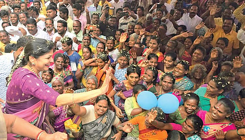 ஆர்.கே.பேட்டையில் பாமக சார்பில் நடைபெற்ற ‘தமிழக மகளிர் உரிமை மீட்புப் பயணம்’ நிகழ்ச்சியில் பங்கேற்ற ‘பசுமைத் தாயகம்’ அமைப்பின் தலைவர் சவுமியா அன்புமணி, பெண்கள் மற்றும் பாமகவினரை பார்த்து கையசைத்த காட்சி.