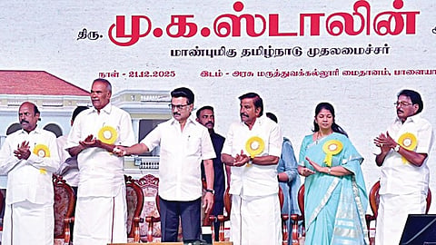 நெல்லை பாளையங்கோட்டையில் நேற்று நடைபெற்ற அரசு விழாவில் ரூ.694 கோடி மதிப்பிலான திட்டப் பணிகளை திறந்து வைத்தார் முதல்வர் மு.க.ஸ்டாலின். உடன், சட்டப் பேரவைத் தலைவர் மு.அப்பாவு மற்றும் அமைச்சர்கள் உள்ளிட்டோர். | படம்: மு.லெட்சுமி அருண் |